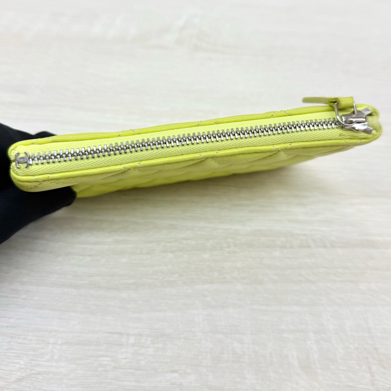 CHANEL螢光黃羊皮銀釦一字拉鏈零錢包A82365-5