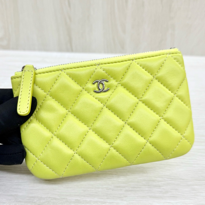 CHANEL螢光黃羊皮銀釦一字拉鏈零錢包A82365-8