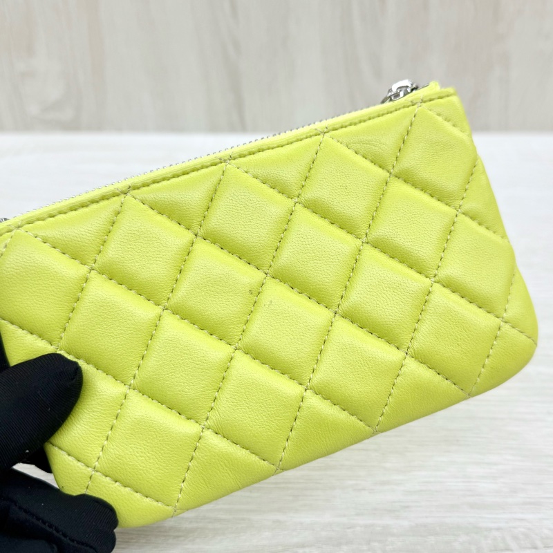 CHANEL螢光黃羊皮銀釦一字拉鏈零錢包A82365-9