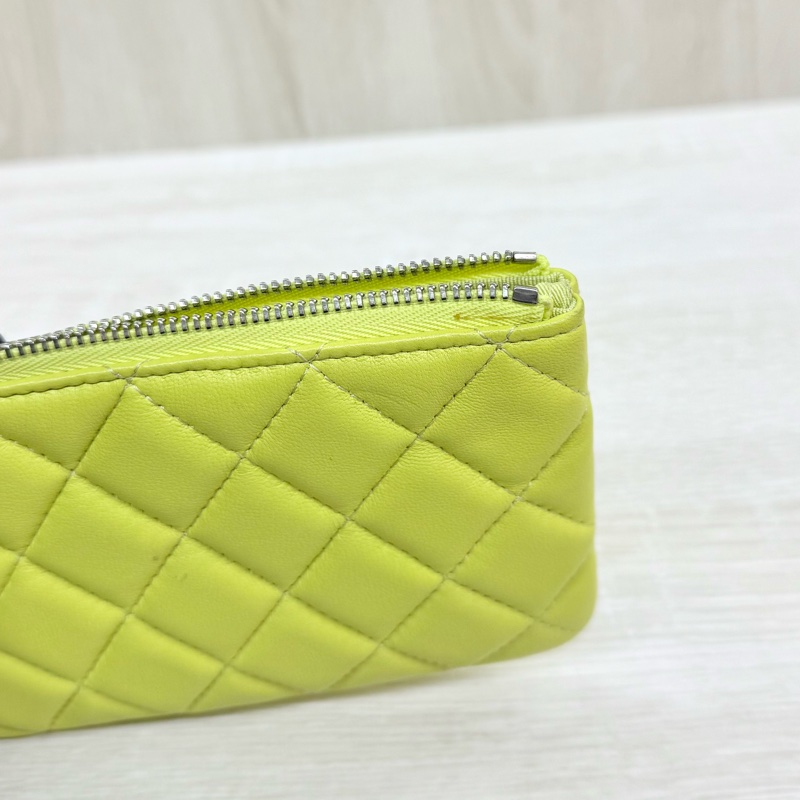CHANEL螢光黃羊皮銀釦一字拉鏈零錢包A82365-10