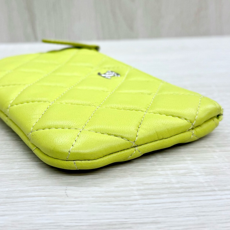 CHANEL螢光黃羊皮銀釦一字拉鏈零錢包A82365-13