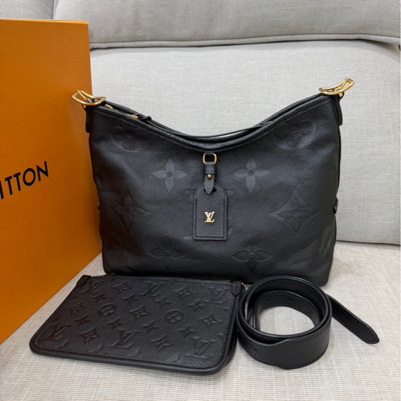 LV M46288經典CarryAII PM系列Monogram Empreinte 皮革壓花肩背包 斜背包（黑色）-0