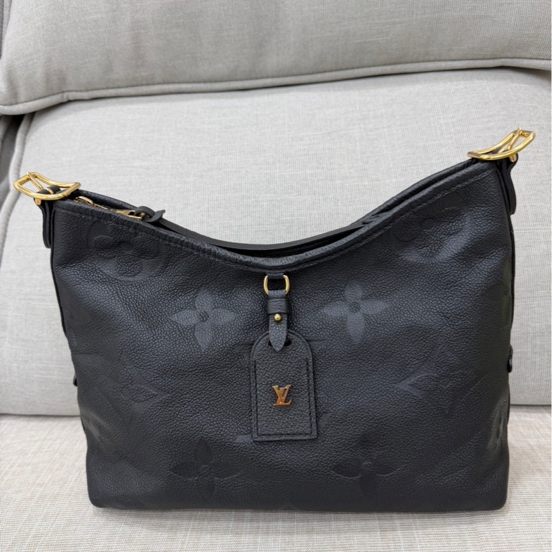 LV M46288經典CarryAII PM系列Monogram Empreinte 皮革壓花肩背包 斜背包（黑色）-6