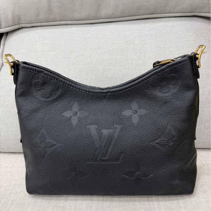 LV M46288經典CarryAII PM系列Monogram Empreinte 皮革壓花肩背包 斜背包（黑色）-7