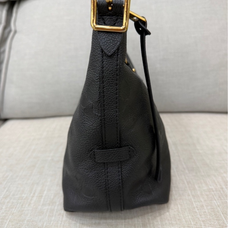 LV M46288經典CarryAII PM系列Monogram Empreinte 皮革壓花肩背包 斜背包（黑色）-8