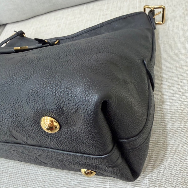 LV M46288經典CarryAII PM系列Monogram Empreinte 皮革壓花肩背包 斜背包（黑色）-10