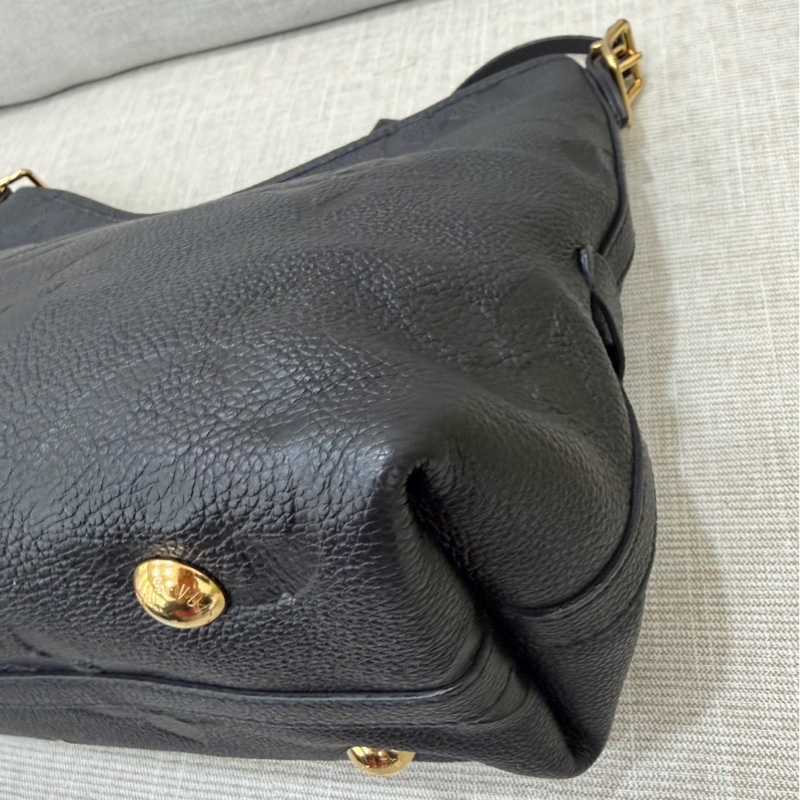 LV M46288經典CarryAII PM系列Monogram Empreinte 皮革壓花肩背包 斜背包（黑色）-12