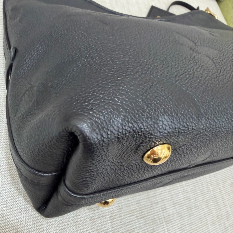 LV M46288經典CarryAII PM系列Monogram Empreinte 皮革壓花肩背包 斜背包（黑色）-13