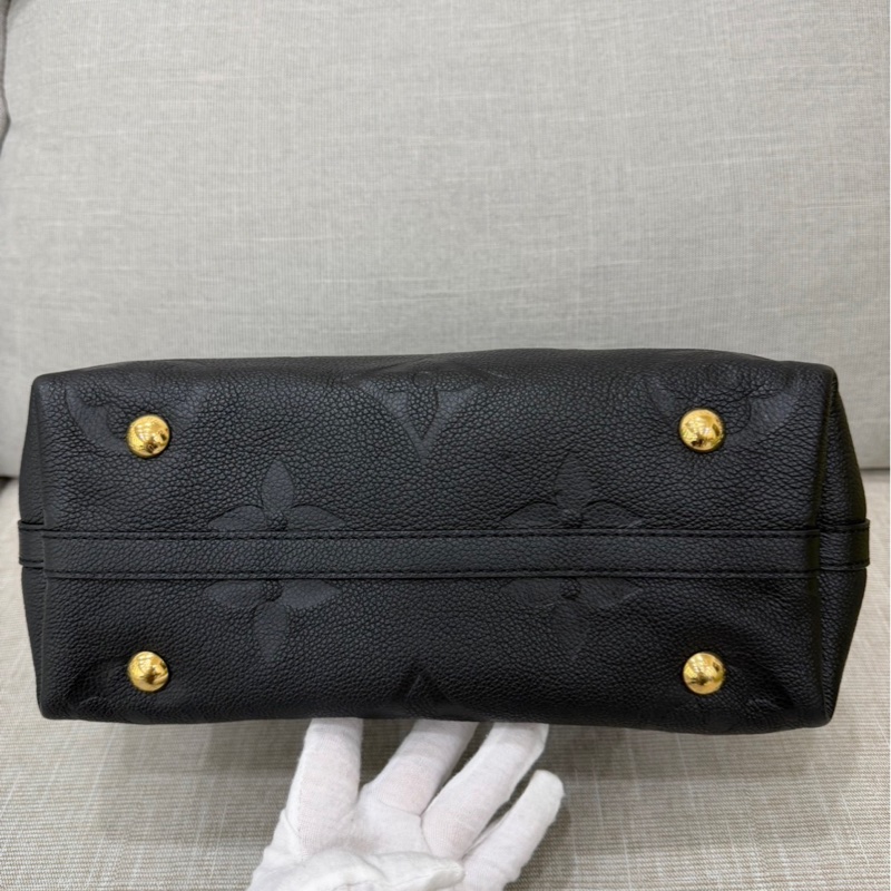 LV M46288經典CarryAII PM系列Monogram Empreinte 皮革壓花肩背包 斜背包（黑色）-14