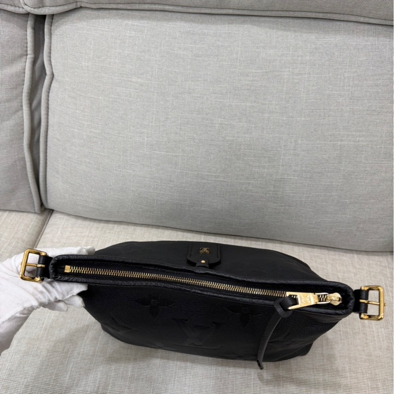 LV M46288經典CarryAII PM系列Monogram Empreinte 皮革壓花肩背包 斜背包（黑色）-15