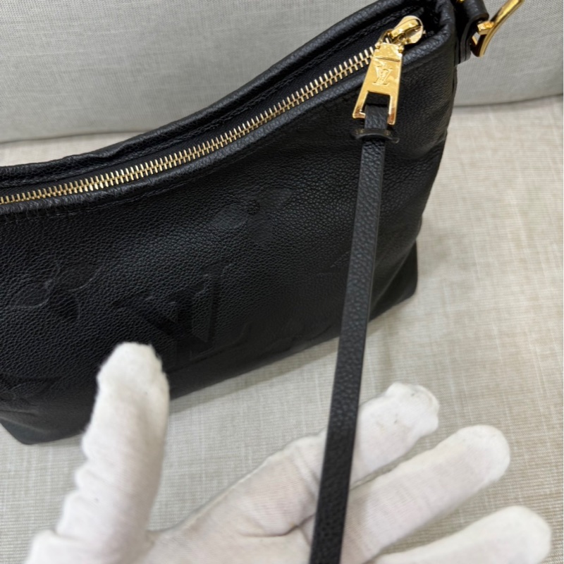 LV M46288經典CarryAII PM系列Monogram Empreinte 皮革壓花肩背包 斜背包（黑色）-16