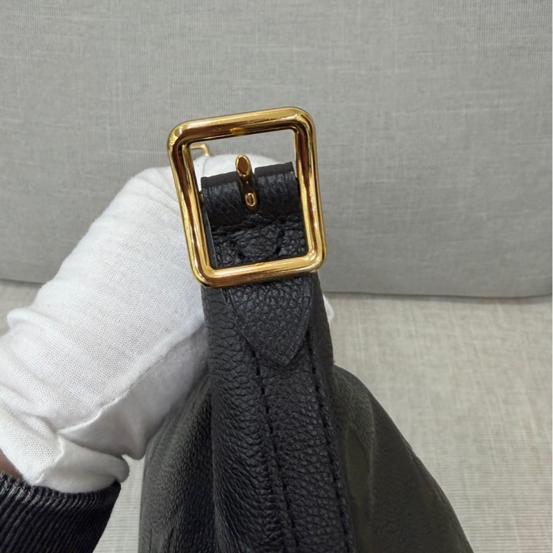 LV M46288經典CarryAII PM系列Monogram Empreinte 皮革壓花肩背包 斜背包（黑色）-18