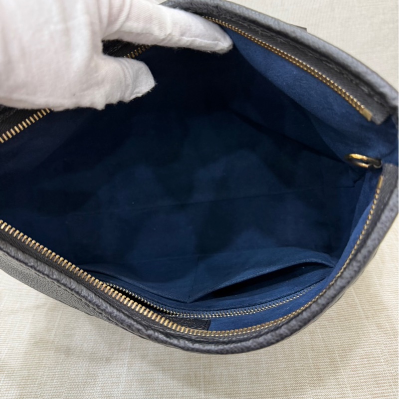 LV M46288經典CarryAII PM系列Monogram Empreinte 皮革壓花肩背包 斜背包（黑色）-20