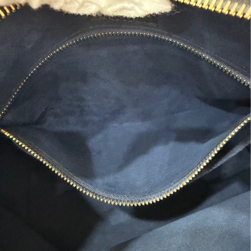 LV M46288經典CarryAII PM系列Monogram Empreinte 皮革壓花肩背包 斜背包（黑色）-21