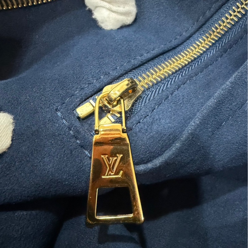 LV M46288經典CarryAII PM系列Monogram Empreinte 皮革壓花肩背包 斜背包（黑色）-22