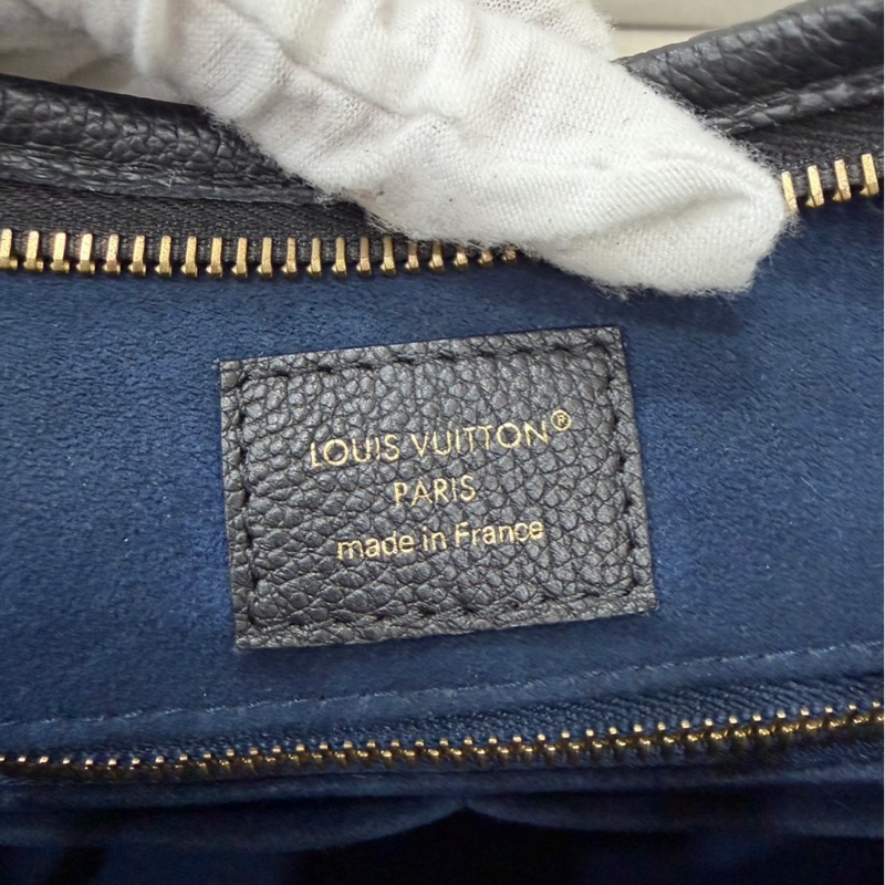 LV M46288經典CarryAII PM系列Monogram Empreinte 皮革壓花肩背包 斜背包（黑色）-23