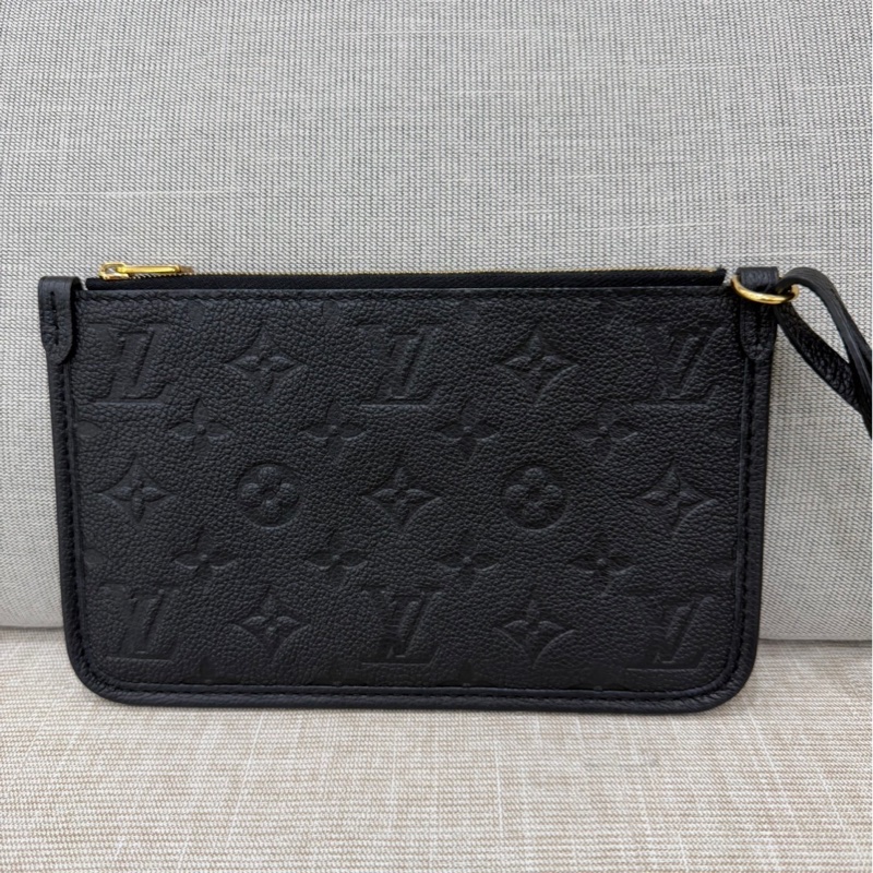 LV M46288經典CarryAII PM系列Monogram Empreinte 皮革壓花肩背包 斜背包（黑色）-25