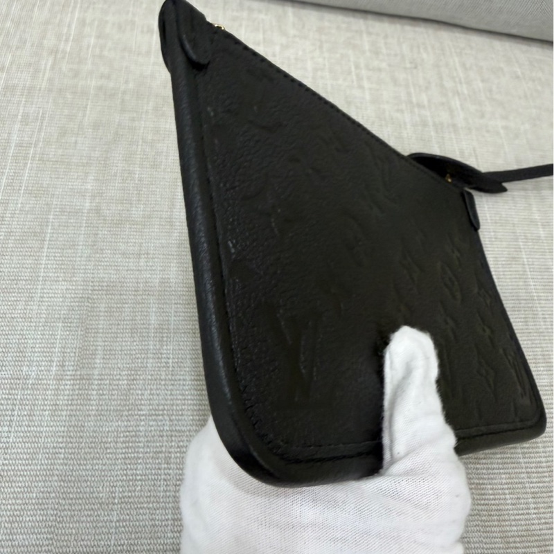 LV M46288經典CarryAII PM系列Monogram Empreinte 皮革壓花肩背包 斜背包（黑色）-27