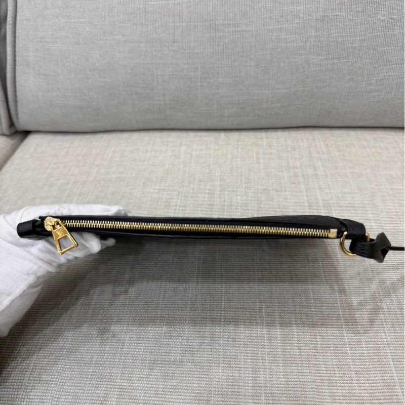 LV M46288經典CarryAII PM系列Monogram Empreinte 皮革壓花肩背包 斜背包（黑色）-30