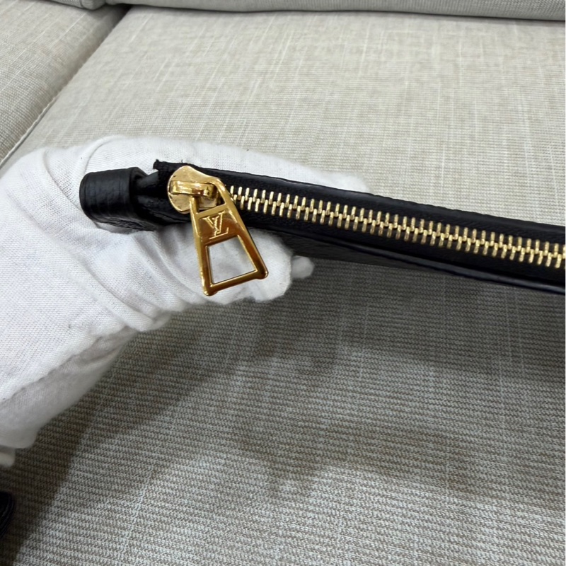 LV M46288經典CarryAII PM系列Monogram Empreinte 皮革壓花肩背包 斜背包（黑色）-31