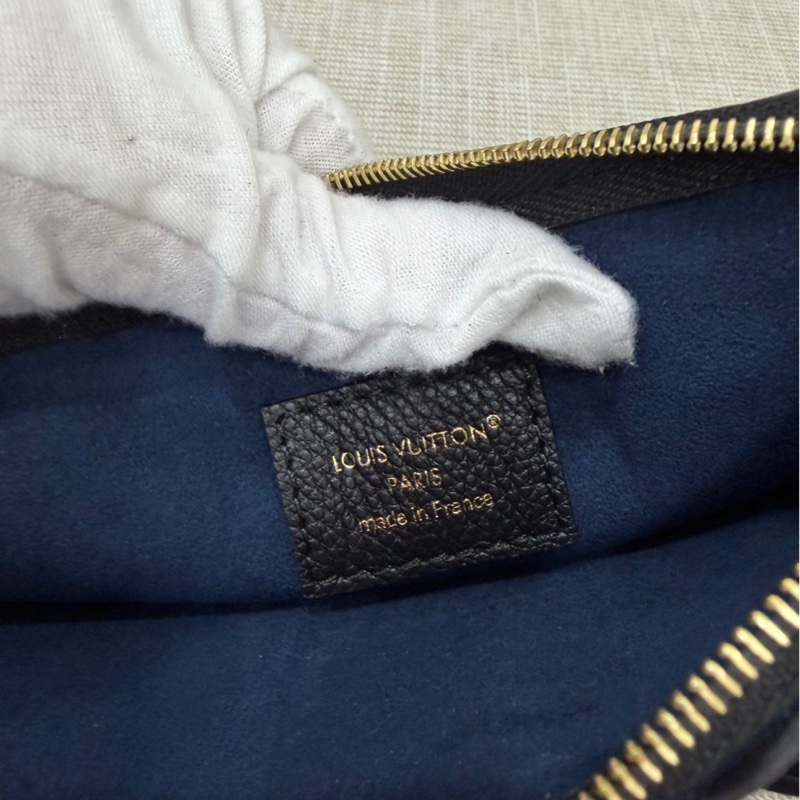 LV M46288經典CarryAII PM系列Monogram Empreinte 皮革壓花肩背包 斜背包（黑色）-35