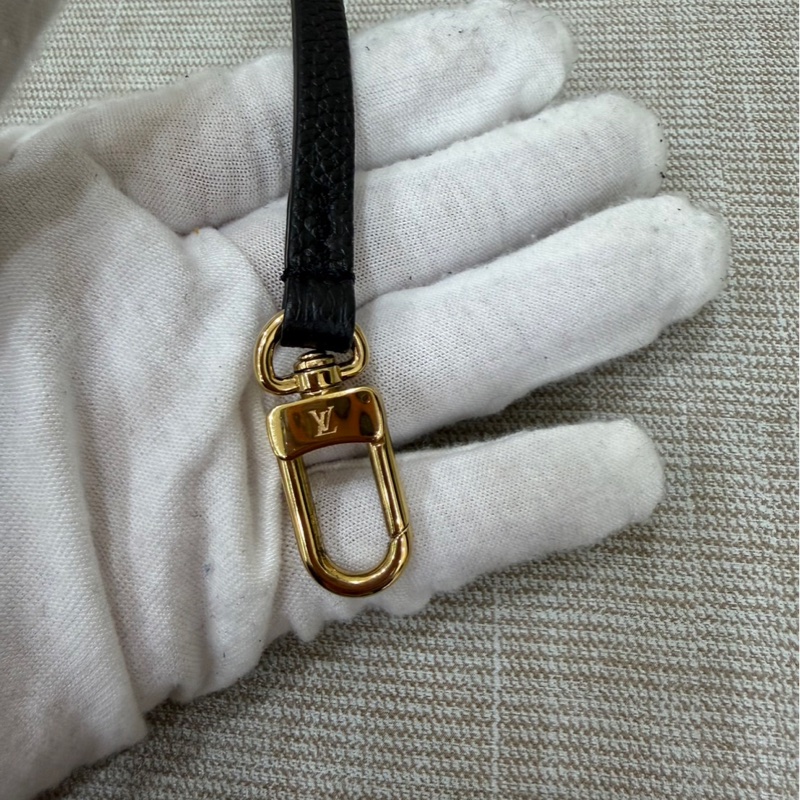 LV M46288經典CarryAII PM系列Monogram Empreinte 皮革壓花肩背包 斜背包（黑色）-40