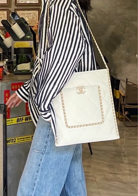 Chanel 小牛皮晶片皮穿鏈 購物袋 Tote奶昔白很溫柔的顏色-3