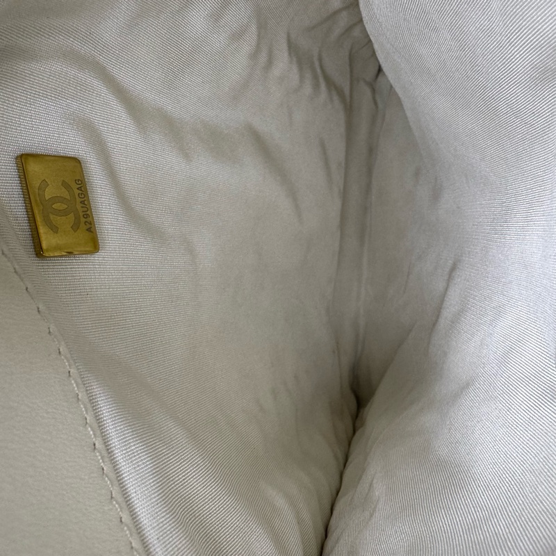 Chanel 小牛皮晶片皮穿鏈 購物袋 Tote奶昔白很溫柔的顏色-6