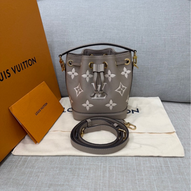 LV M46291 NANO 壓紋迷你水桶包（灰/奶油色）-0