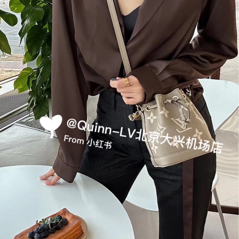 LV M46291 NANO 壓紋迷你水桶包（灰/奶油色）-3