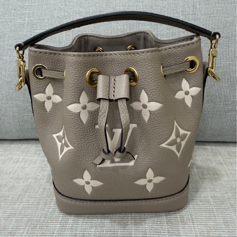 LV M46291 NANO 壓紋迷你水桶包（灰/奶油色）-4