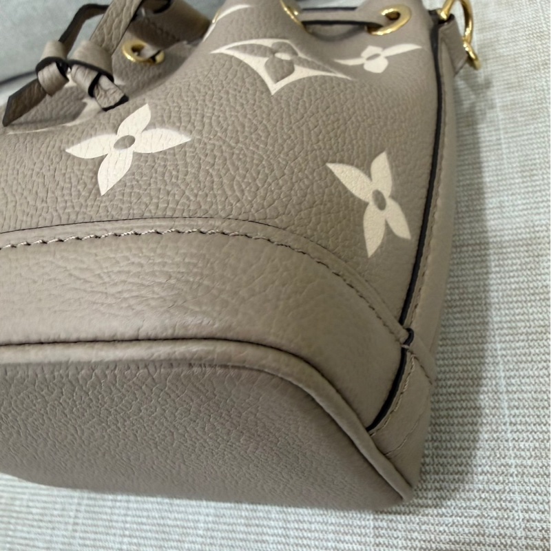 LV M46291 NANO 壓紋迷你水桶包（灰/奶油色）-8