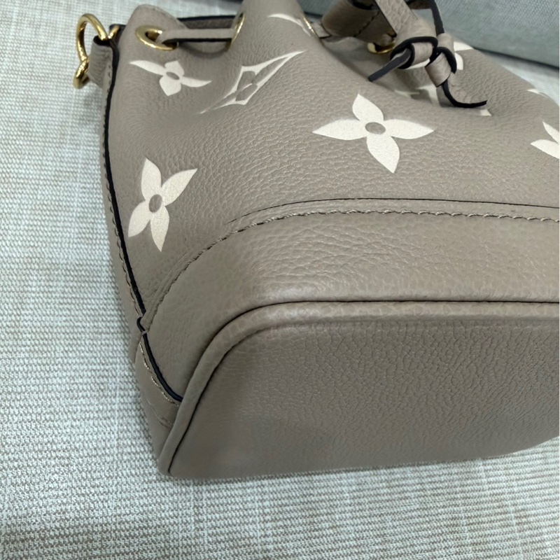 LV M46291 NANO 壓紋迷你水桶包（灰/奶油色）-9