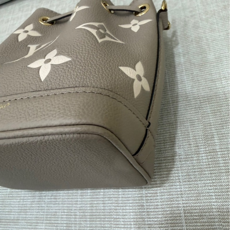 LV M46291 NANO 壓紋迷你水桶包（灰/奶油色）-10