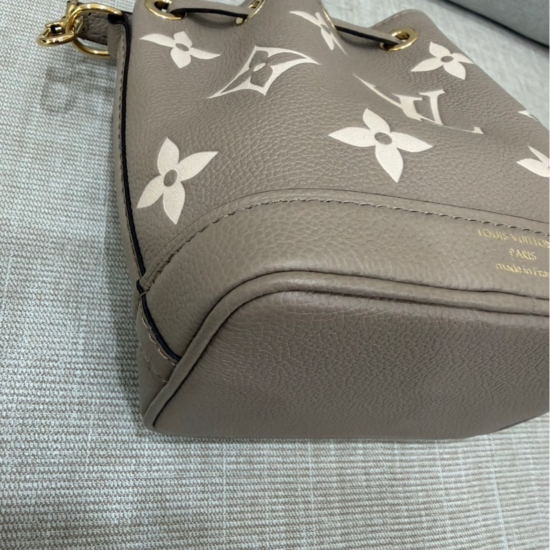 LV M46291 NANO 壓紋迷你水桶包（灰/奶油色）-11