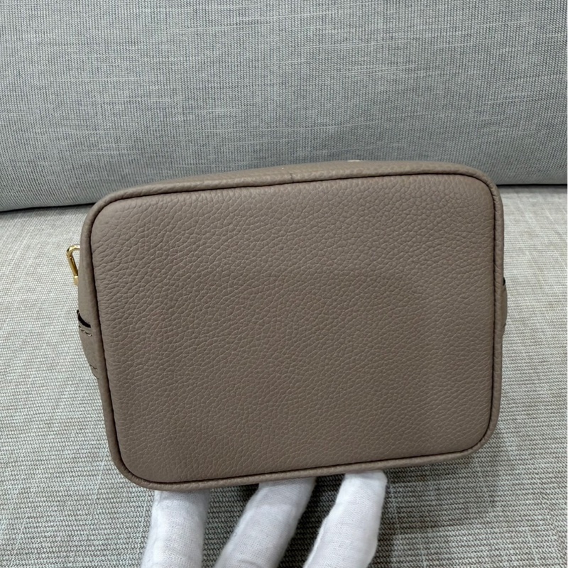 LV M46291 NANO 壓紋迷你水桶包（灰/奶油色）-12