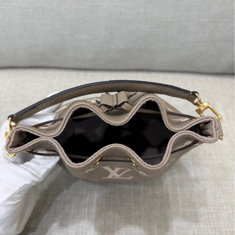 LV M46291 NANO 壓紋迷你水桶包（灰/奶油色）-13