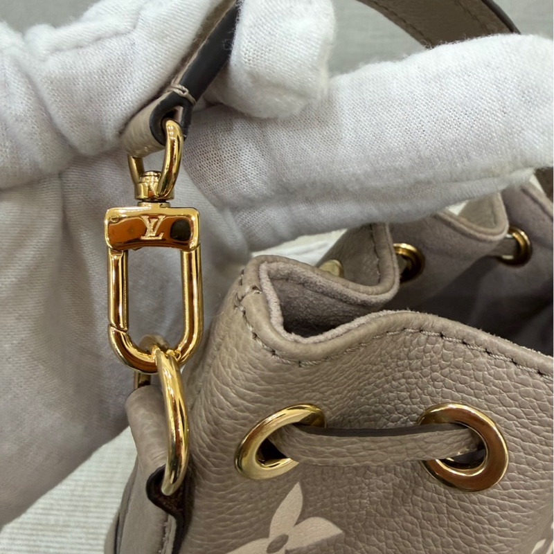 LV M46291 NANO 壓紋迷你水桶包（灰/奶油色）-16