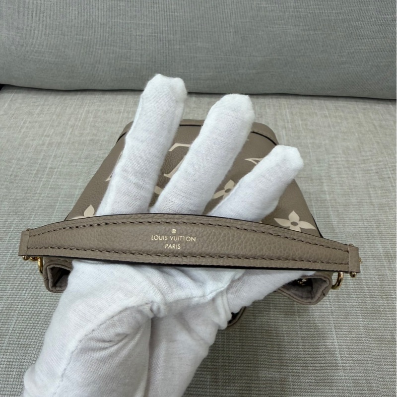 LV M46291 NANO 壓紋迷你水桶包（灰/奶油色）-17