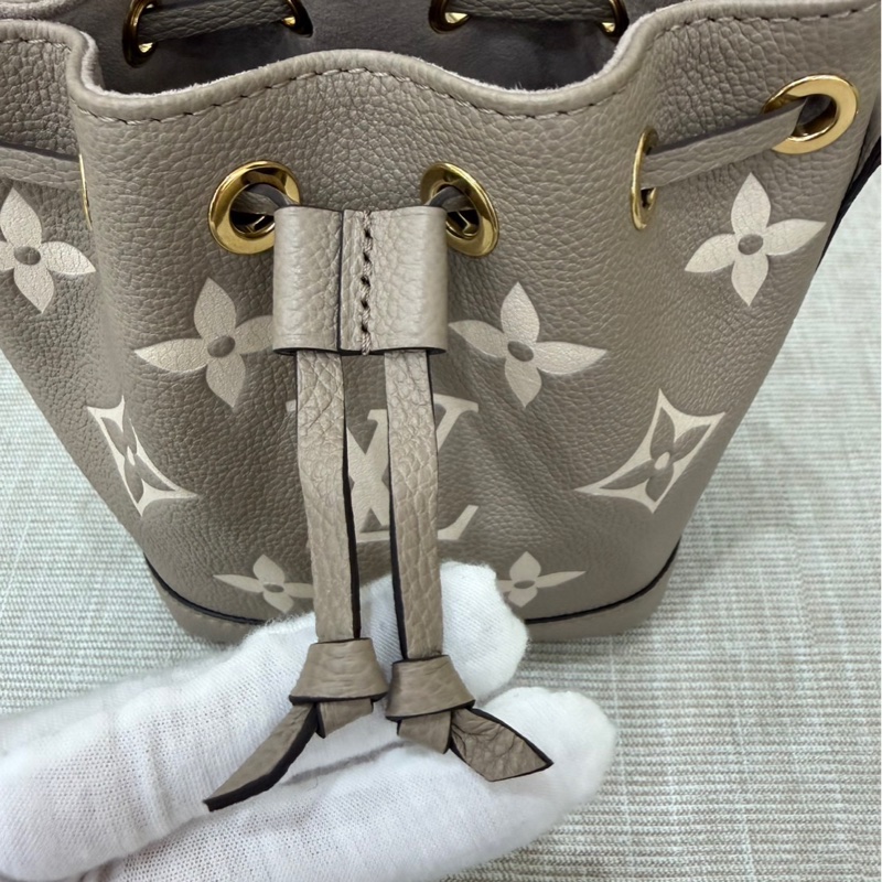 LV M46291 NANO 壓紋迷你水桶包（灰/奶油色）-18