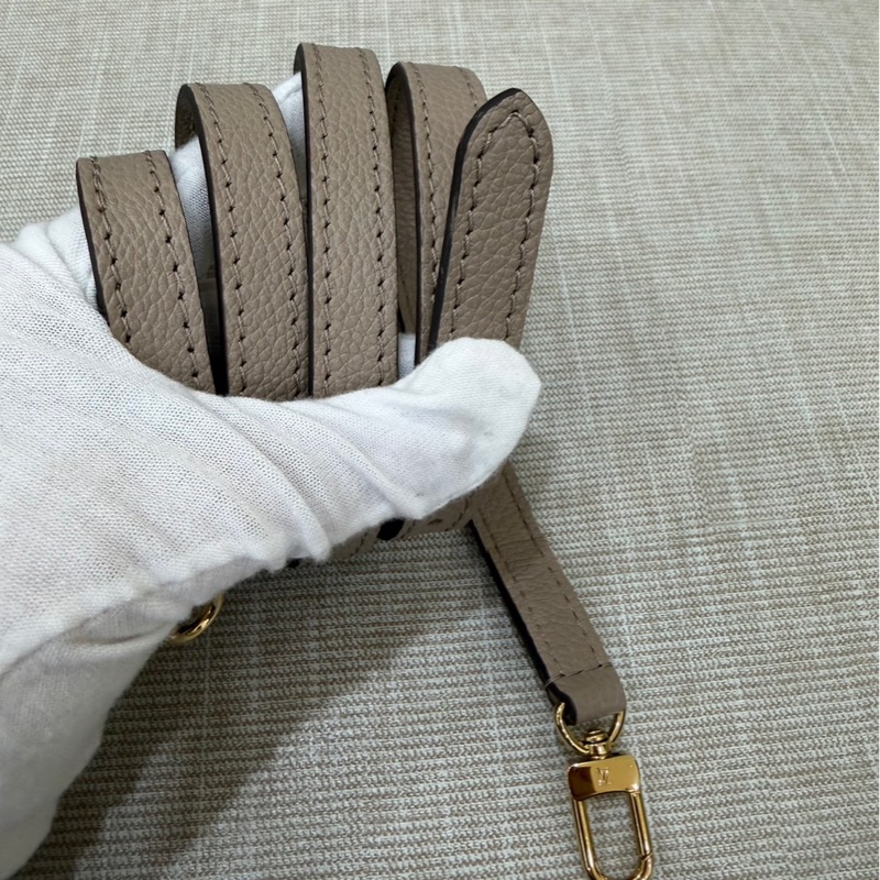 LV M46291 NANO 壓紋迷你水桶包（灰/奶油色）-20