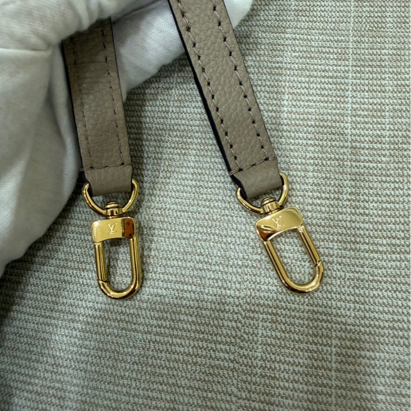 LV M46291 NANO 壓紋迷你水桶包（灰/奶油色）-26