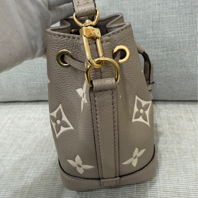 LV M46291 NANO 壓紋迷你水桶包（灰/奶油色）-29