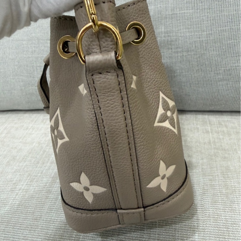 LV M46291 NANO 壓紋迷你水桶包（灰/奶油色）-30