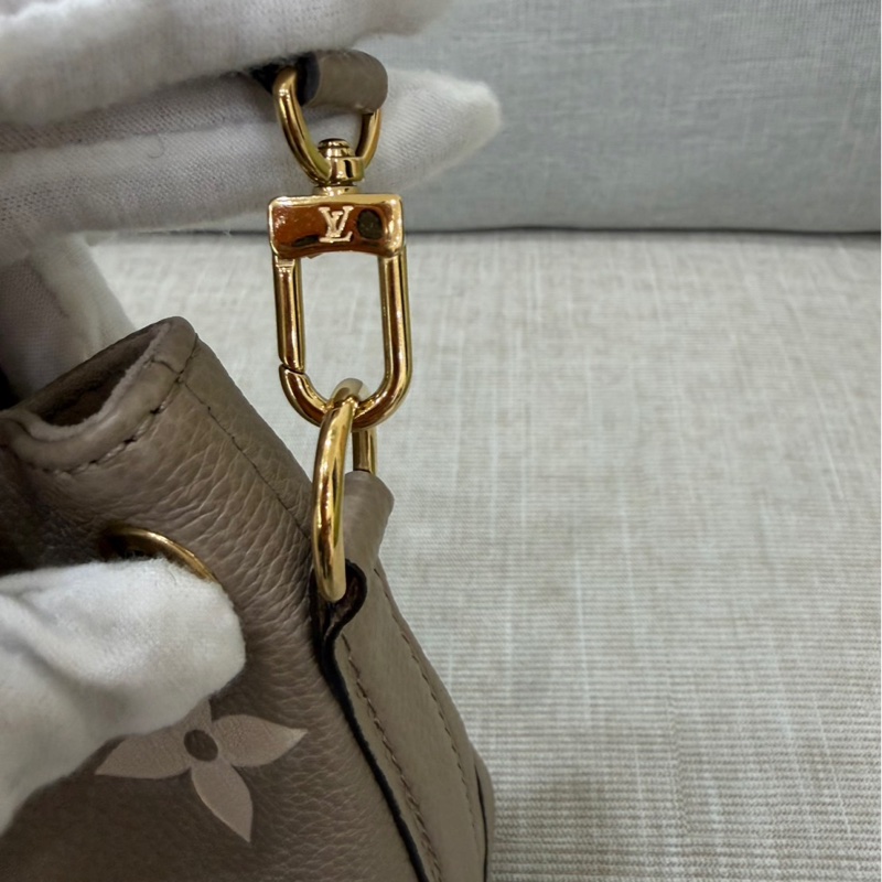 LV M46291 NANO 壓紋迷你水桶包（灰/奶油色）-31