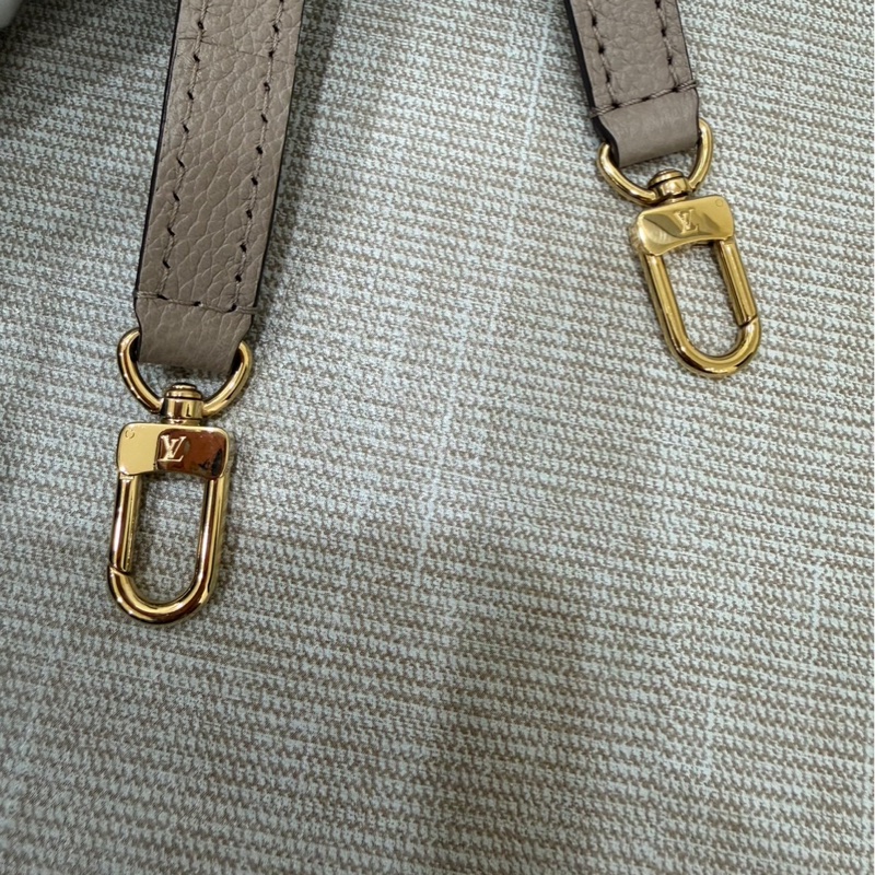 LV M46291 NANO 壓紋迷你水桶包（灰/奶油色）-33