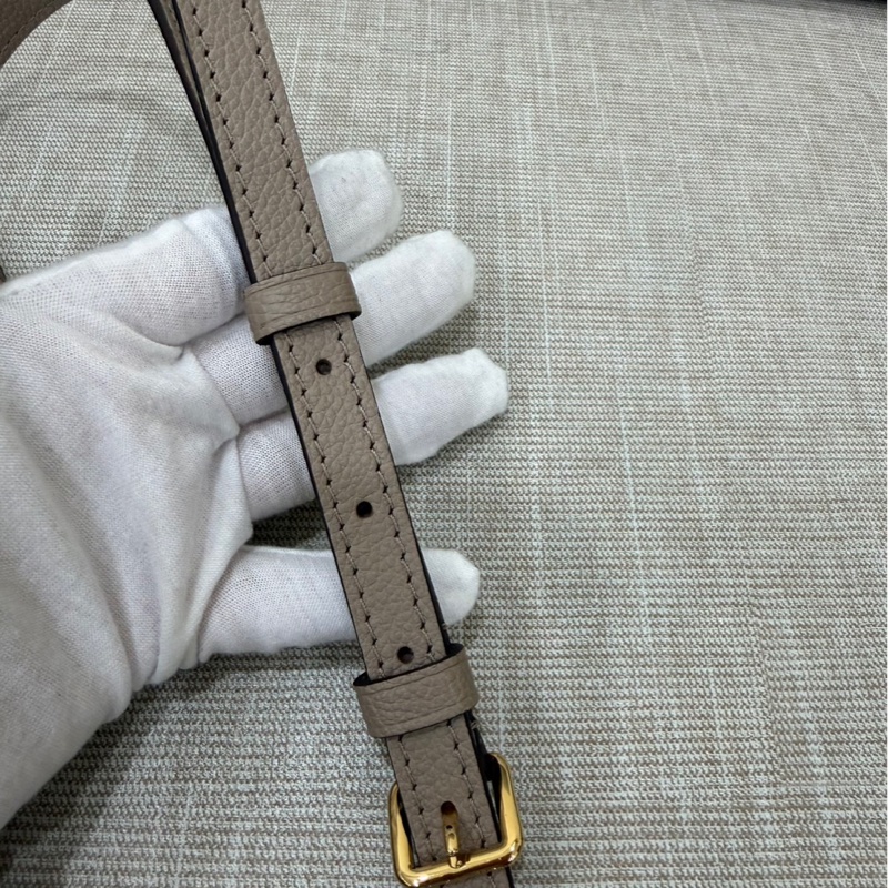 LV M46291 NANO 壓紋迷你水桶包（灰/奶油色）-34