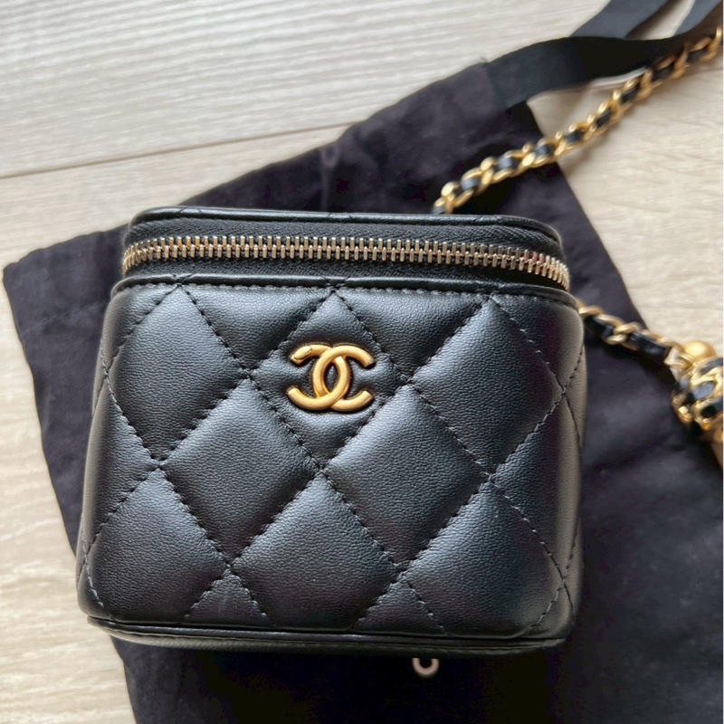 Chanel mini 金球化妝包-1