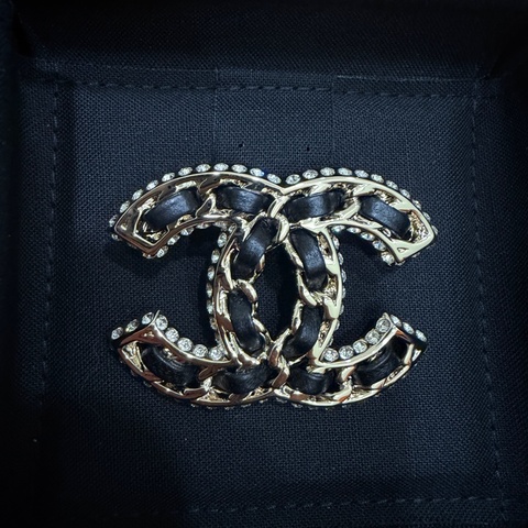 Chanel 經典款皮穿鏈胸針