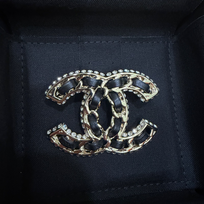 Chanel 經典款皮穿鏈胸針-1